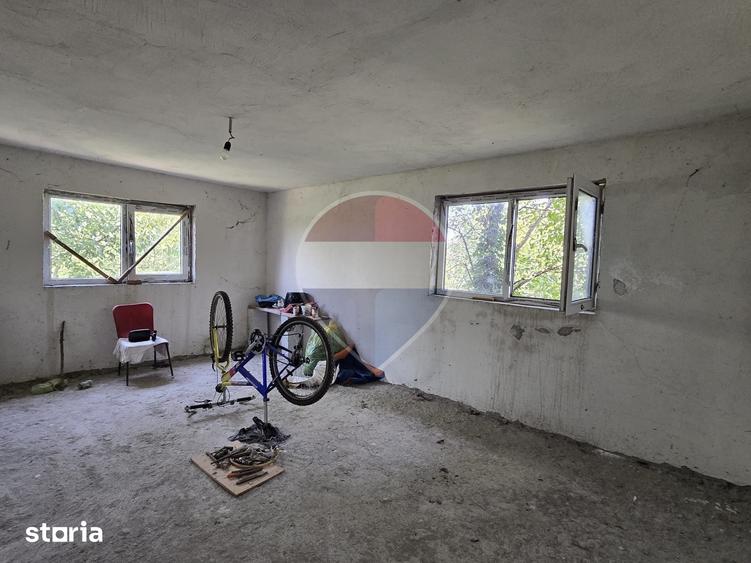 Casă cu 6 camere cu Teren 2600 Mp în Grădinari