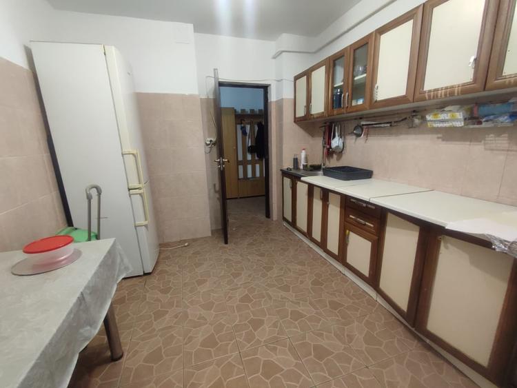 Apartament cu 3 camere decomandat, mobilat în Nicolina