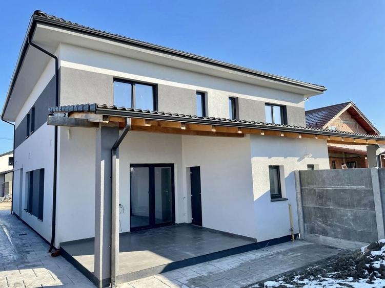 Casă cu 4 camere în Bazoș