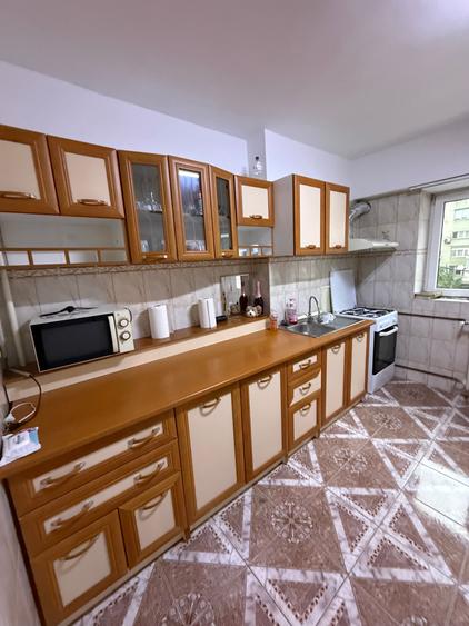 Apartament cu 3 camere semidecomandat, mobilat în Titulescu