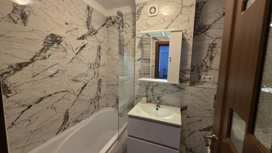 Apartament cu 3 camere semidecomandat, mobilat în Hotvon