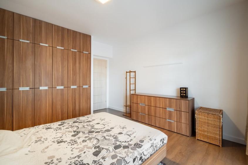 Apartament cu 3 camere semidecomandat, mobilat în Moșilor