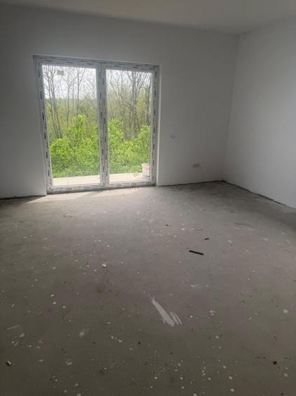 Casă cu 4 camere în Dumbrăvești