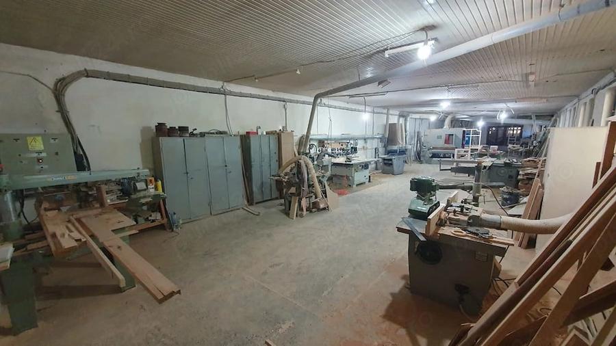Spațiu comercial, de 900 mp, în Petricani