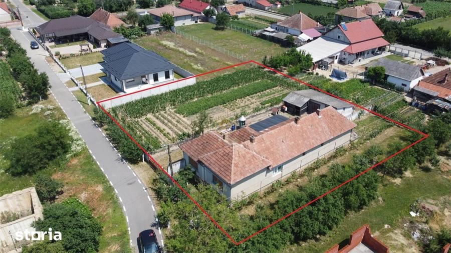 Casă cu 4 camere cu Teren 1656 Mp în Livada