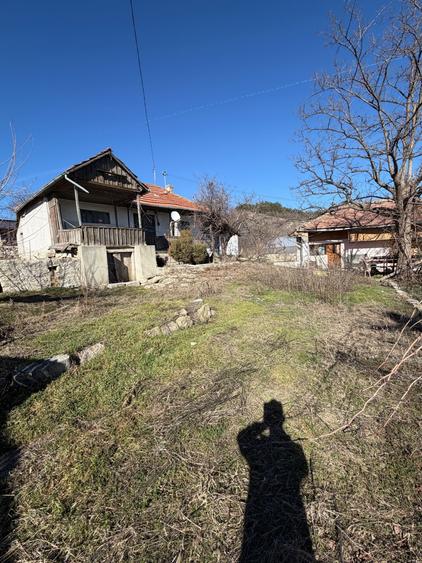 Casă cu 4 camere în Pietroasele