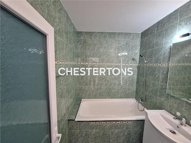 Apartament cu 3 camere semidecomandat în Independenței