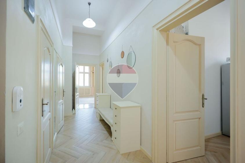 Apartament cu 4 camere semidecomandat, mobilat în Ultracentral