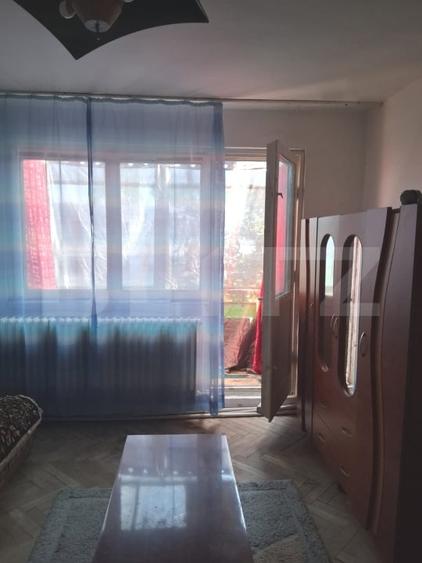 Apartament cu 2 camere semidecomandat, mobilat în Podu Roș