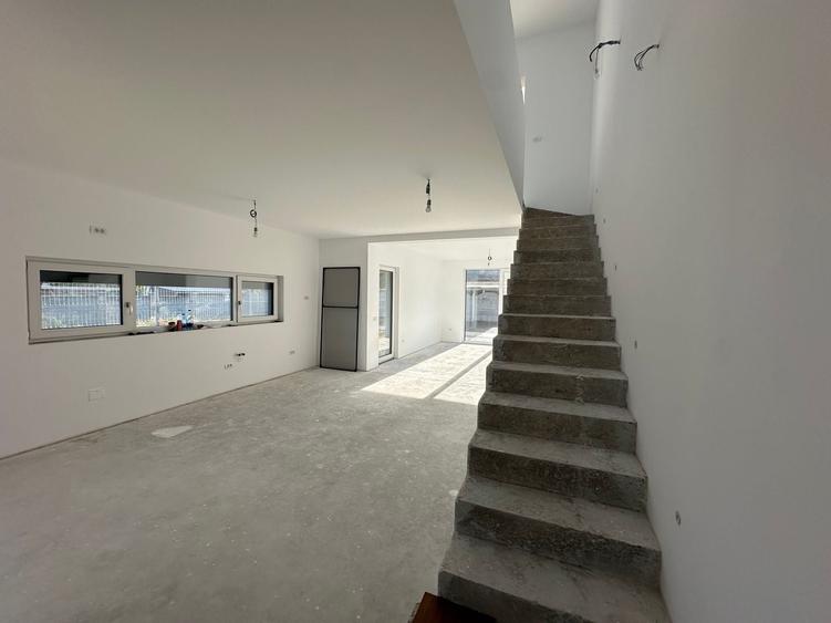 Duplex cu 5 camere cu Canalizare în Nord