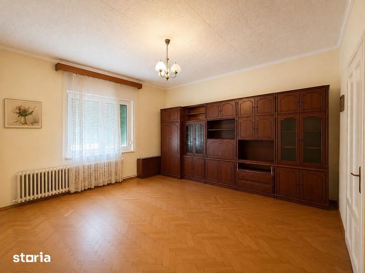 Casă cu 5 camere semidecomandat cu Teren 500 Mp în Central