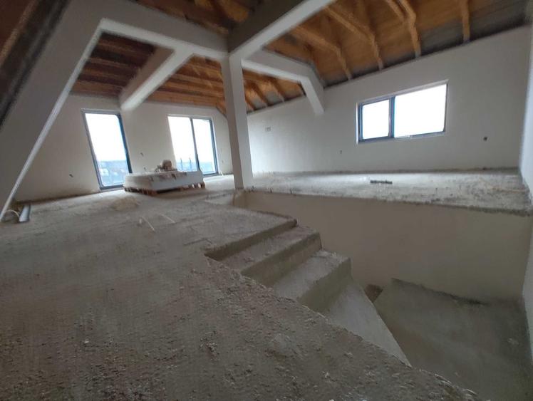 Duplex cu 5 camere cu Canalizare în Dâmbul Rotund