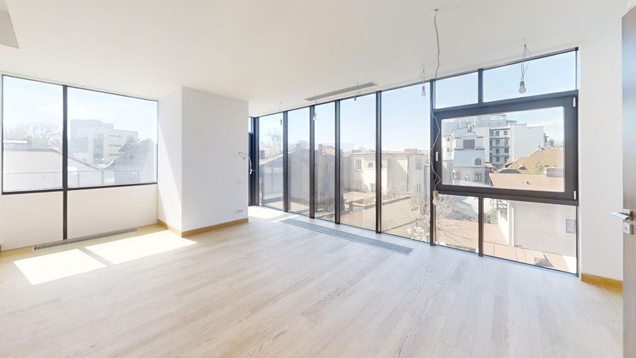Apartament cu 4 camere semidecomandat în Eminescu