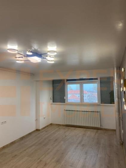 Apartament cu 2 camere decomandat în Casa de Cultură