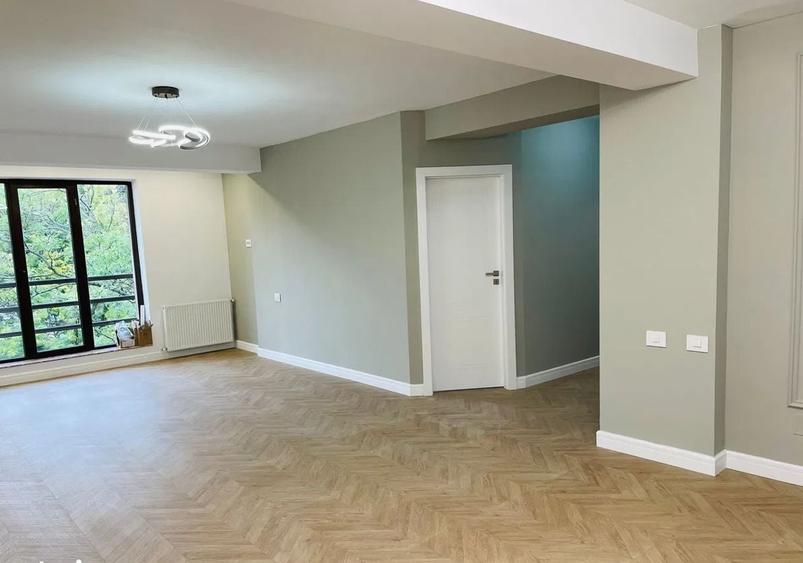 Apartament cu 4 camere semidecomandat în Casin