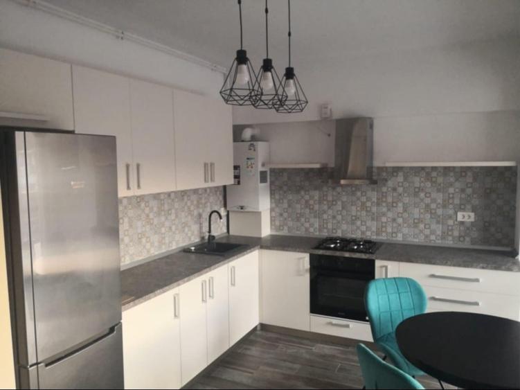Apartament cu 3 camere decomandat, mobilat în Central