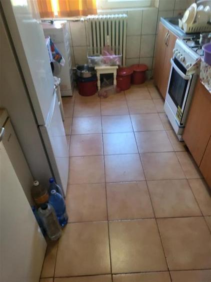 Apartament cu 3 camere semidecomandat în Podu Roș