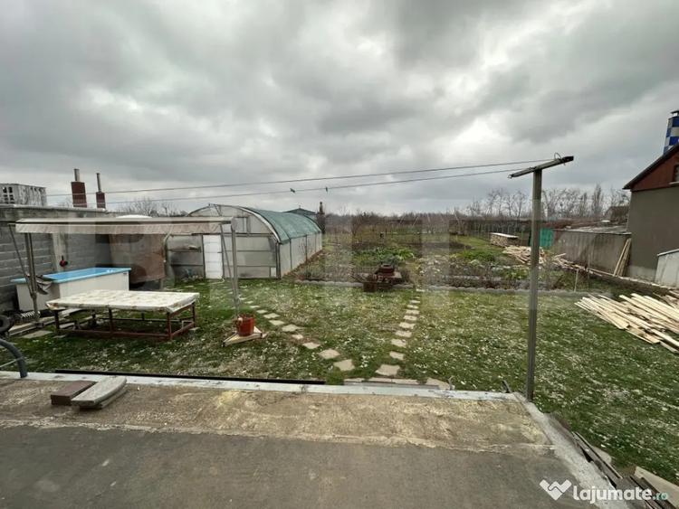 Casă cu 7 camere cu Canalizare în Central