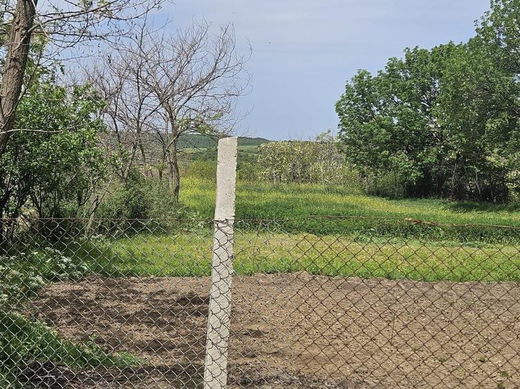 Casă cu 2 camere cu Teren 2000 Mp în Brădești