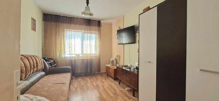 Apartament cu 3 camere decomandat în