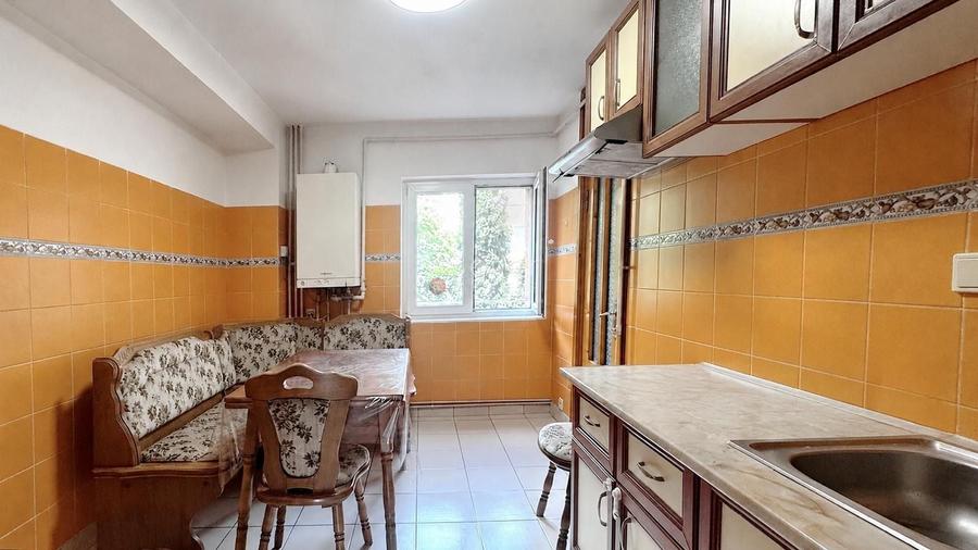 Apartament cu 4 camere decomandat în Noua