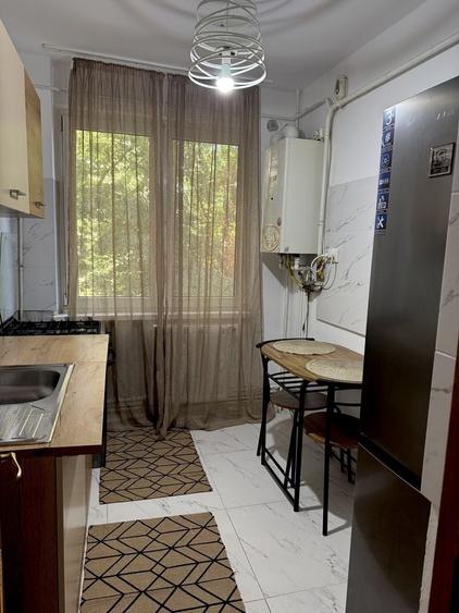 Apartament cu 3 camere semidecomandat în Independenței