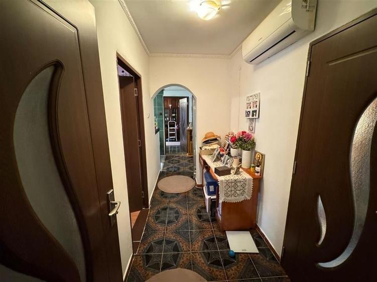 Apartament cu 3 camere decomandat, mobilat în Est