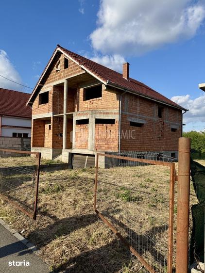 Casă cu 6 camere cu Teren 1900 Mp în Sud