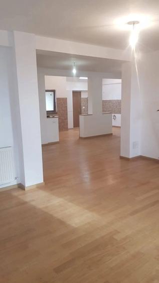 Apartament cu 4 camere decomandat în Chișoda