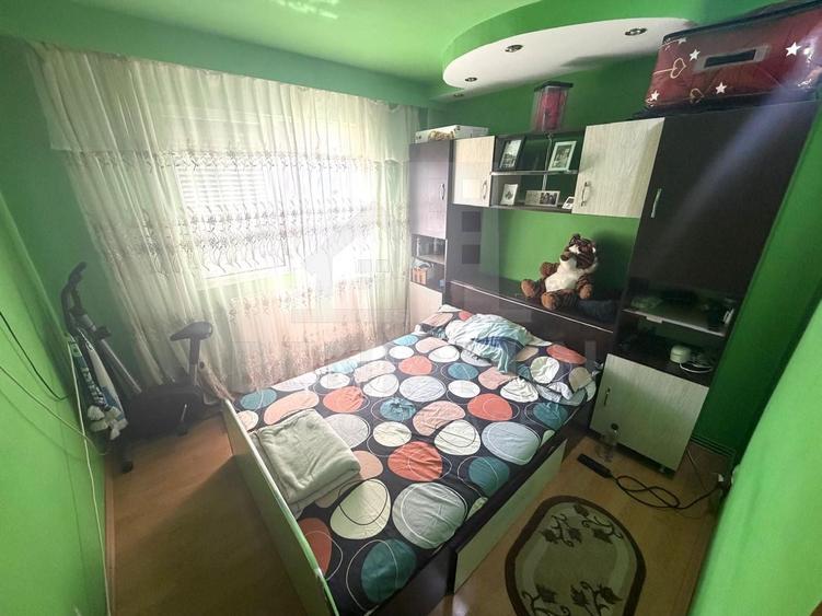Apartament cu 3 camere semidecomandat în Craiovița Nouă
