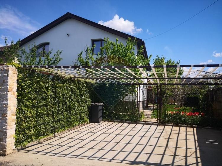 Casă individuală cu 7 camere cu Teren 545 Mp în Est