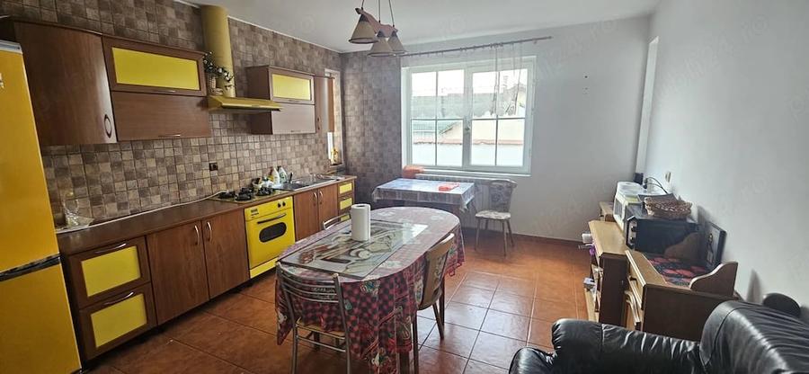 Casă cu 5 camere cu Teren 3000 Mp în Exterior Vest