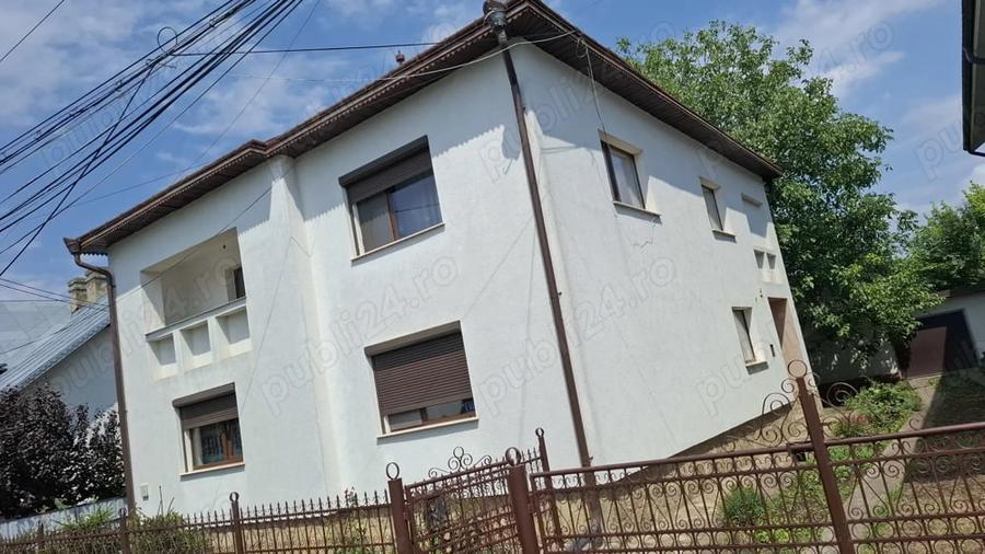 Casă cu 6 camere cu Teren 495 Mp în Central