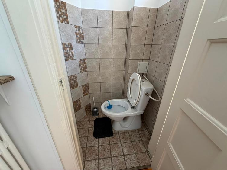 Apartament cu 4 camere semidecomandat în Universitate