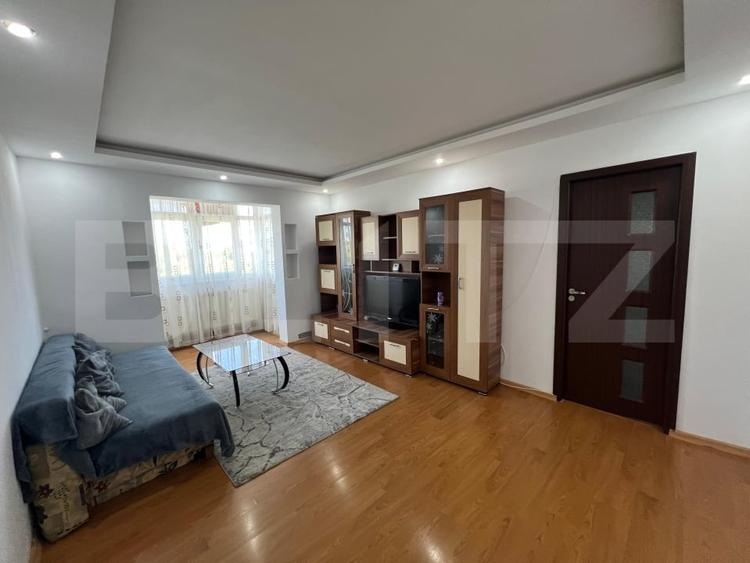 Apartament cu 3 camere semidecomandat, mobilat în Craiovița Nouă