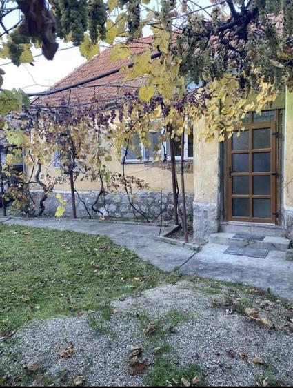 Casă cu 4 camere în Vadu Crișului
