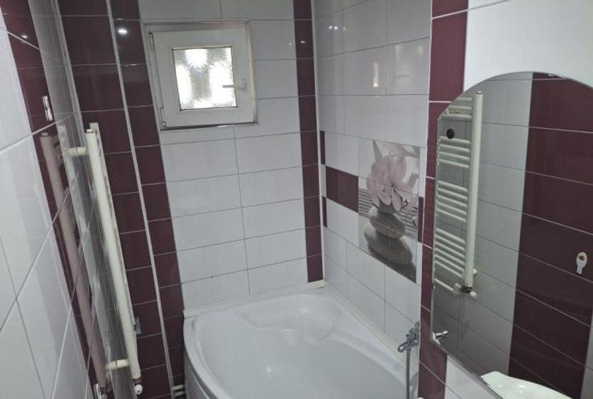 Apartament cu 3 camere semidecomandat în Casa de Cultură