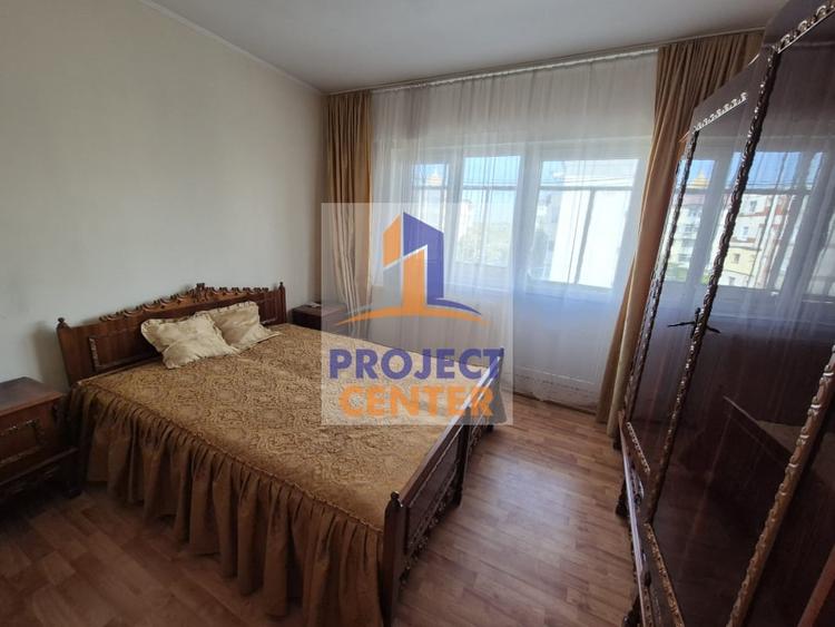 Apartament cu 3 camere decomandat în Costești