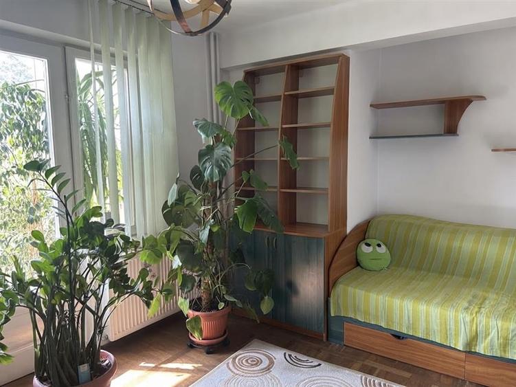 Apartament cu 3 camere semidecomandat, mobilat în Aeroport