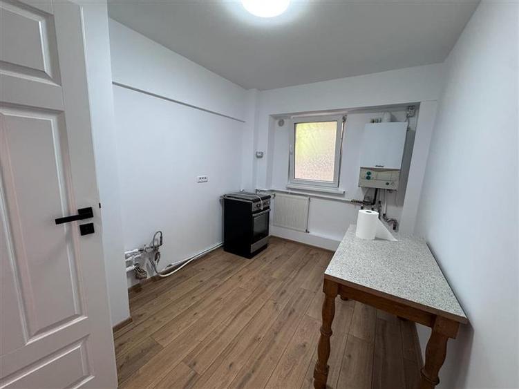 Apartament cu 4 camere decomandat în Tineretului