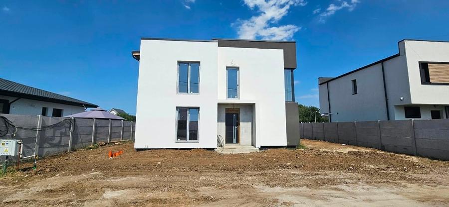 Casă individuală cu 4 camere cu Garaj în Vidra