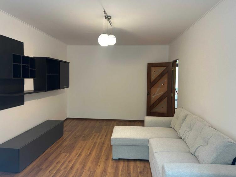 Apartament cu 3 camere decomandat în Vitan