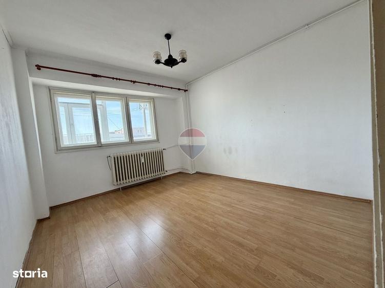 Apartament cu 3 camere semidecomandat în Dobroești