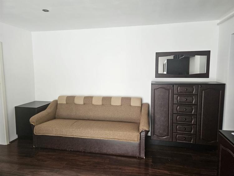 Apartament cu 3 camere semidecomandat în Spitalul Județean