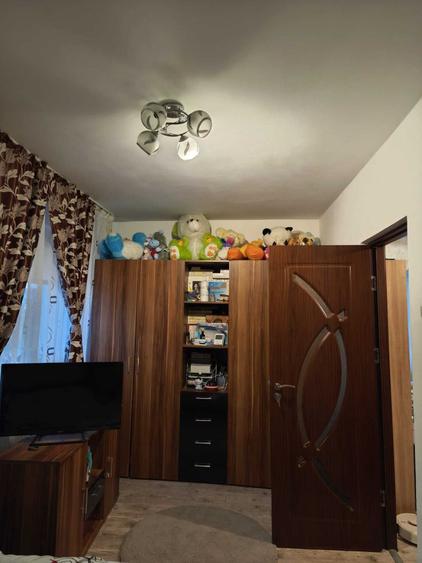 Apartament cu 2 camere semidecomandat în Craiovița Nouă