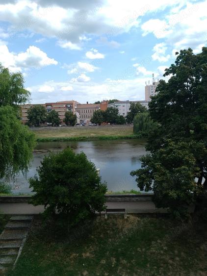 Apartament cu 3 camere semidecomandat în Lugoj