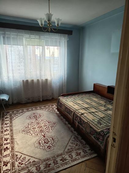 Apartament cu 3 camere decomandat în Craiovița Nouă