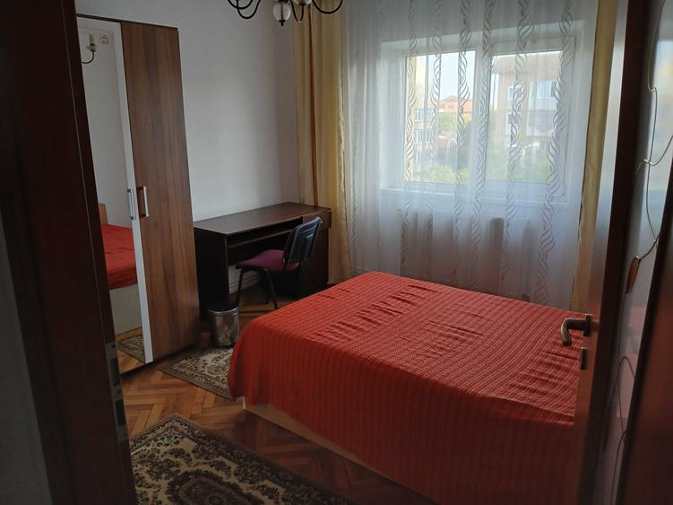 Apartament cu 3 camere decomandat în Girocului
