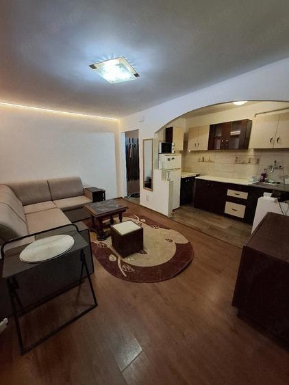 Apartament cu 3 camere semidecomandat în Central