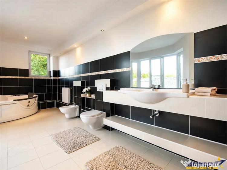 Casă cu 15 camere cu Teren 1398 Mp în Central